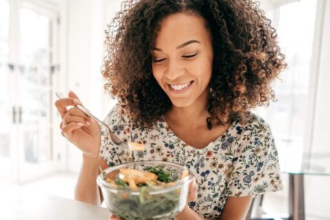 A women eating Healthy food for maintaining good hearing